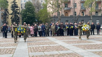 Миколаївці у День памʼяті та примирення поклали квіти до меморіалу