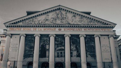 На фасаді оперного театру Бельгії розмістили зображення зруйнованого драмтеатру Маріуполя
