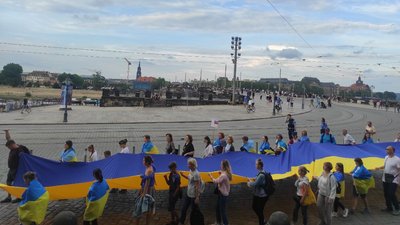 "Російська агресія руйнує моє життя": харків'яни вийшли на підтримку України у Дрездені "Російська агресія руйнує моє життя": харків'яни вийшли на підтримку України у Дрездені