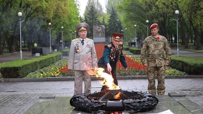 У Запоріжжі запалили вічний вогонь У Запоріжжі запалили вічний вогонь