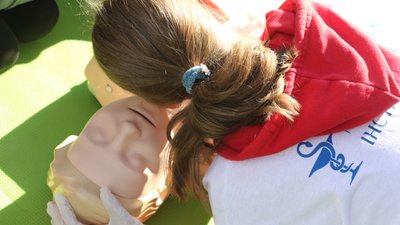 У Житомирі на Михайлівській перехожих вчили робити серцево-легеневу реанімацію У Житомирі на Михайлівській перехожих вчили робити серцево-легеневу реанімацію