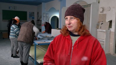 Штукатурять, монтують електропроводку: у Чернігові людей, чиє житло постраждало, вчать будівельній справі Штукатурять, монтують електропроводку: у Чернігові людей, чиє житло постраждало, вчать будівельній справі