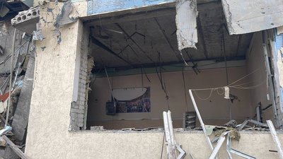 "Мене привалило до пояса. Люди прибігли, почали розгрібати". Ракетний удар по Синельниковому: що розповідають очевидці "Мене привалило до пояса. Люди прибігли, почали розгрібати". Ракетний удар по Синельниковому: що розповідають очевидці