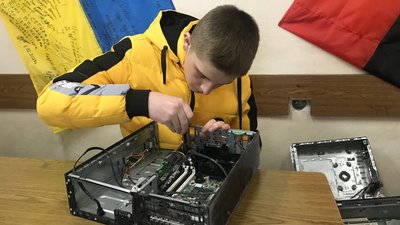 Робить портативні електростанції для ЗСУ: школяру вручили волонтерське посвідчення Робить портативні електростанції для ЗСУ: школяру вручили волонтерське посвідчення