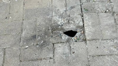 Пошкоджена дорога біля салону краси після влучання дрона у Харкові Пошкоджена дорога біля салону краси після влучання дрона у Харкові