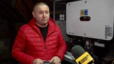 Заступник директора Бережанської лікарні
Євген Загребельний біля інвертора Заступник директора Бережанської лікарні
Євген Загребельний біля інвертора