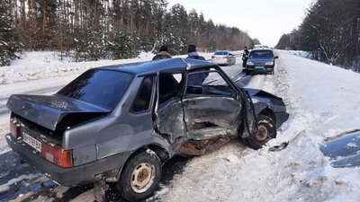 На Чернігівщині зіткнулись дві «дев'ятки»: одного з водіїв деблоковували рятувальники На Чернігівщині зіткнулись дві «дев'ятки»: одного з водіїв деблоковували рятувальники