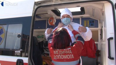 Черкаські працівники швидкої забезпечені спецкостюмами ще на місяць
