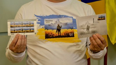 В Одесі за день розкупили тисячу марок "Русскій воєнний корабль". ФОТО В Одесі за день розкупили тисячу марок "Русскій воєнний корабль". ФОТО