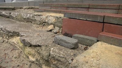 Недобудовані сходи: у Новгороді-Сіверському вже рік не можуть відремонтувати ґанок будинку культури