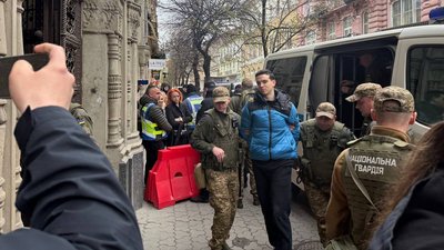 В'ячеслава Зінченка заводять до зали суду