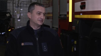 Максим Бублігов вже збився з рахунку, скільки разів працював у новорічну ніч. Максим Бублігов вже збився з рахунку, скільки разів працював у новорічну ніч.