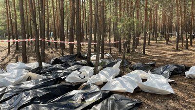В Ізюмі ексгумували вже близько 150 тіл загиблих за час окупації — поліція В Ізюмі ексгумували вже близько 150 тіл загиблих за час окупації — поліція