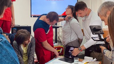 МЕДИКИ ЕКСТРЕНКИ НАВЧАЮТЬСЯ В АМЕРИКАНСЬКИХ ЛІКАРІВ МЕДИКИ ЕКСТРЕНКИ НАВЧАЮТЬСЯ В АМЕРИКАНСЬКИХ ЛІКАРІВ