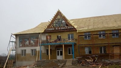 Громадські активісти прикарпатського села проти дитсадка у клубі Громадські активісти прикарпатського села проти дитсадка у клубі