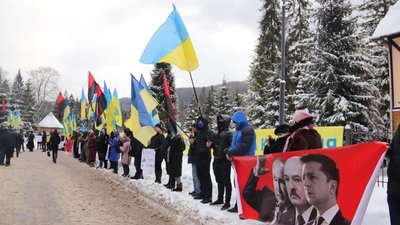 У Гуті десятки людей мітингували "проти політичних репресій Зеленського" У Гуті десятки людей мітингували "проти політичних репресій Зеленського"