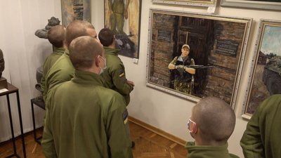 У Черкасах представили виставку живопису та скульптури про події на сході України У Черкасах представили виставку живопису та скульптури про події на сході України