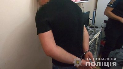 В Одесі поліція затримала двох чоловіків, які намагалися пограбувати жінку