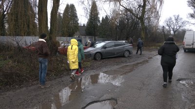 Канави, переповнені нечистотами. Жителі прикарпатського села скаржаться місцеве підприємство