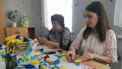 На Полтавщині виготовляють патріотичні обереги для воїнів На Полтавщині виготовляють патріотичні обереги для воїнів