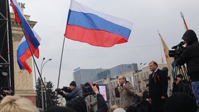 Геннадій Кернес та Михайло Добкін на сцені харківського антимайдану, 2014 рік Геннадій Кернес та Михайло Добкін на сцені харківського антимайдану, 2014 рік