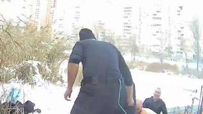 У Києві правоохоронці врятували жінку, яка разом із собакою провалилась під лід У Києві правоохоронці врятували жінку, яка разом із собакою провалилась під лід