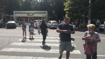 Мешканці будинку у спальному районі Одеси перекрили вулицю через відключення комунальних послуг Мешканці будинку у спальному районі Одеси перекрили вулицю через відключення комунальних послуг