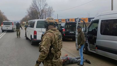 Виїжджали як волонтери. На Франківщині затримали чоловіків, які перевозили військовозобов'язаних за кордон