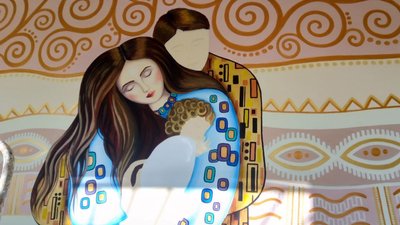 Сім’я – це простір без насильства. Кропивницька художниця розписує стіну в педуніверситеті