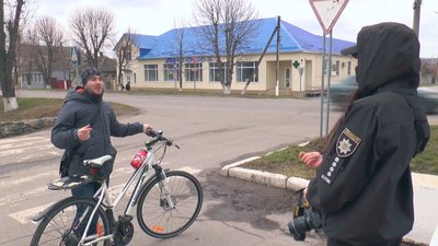 Жителям Сватового правоохоронці пояснили зміни до ПДР для пішоходів та велосипедистів