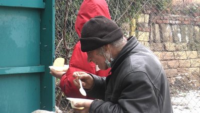 У Миколаєві працюють пункти гарячого харчування для безхатченків У Миколаєві працюють пункти гарячого харчування для безхатченків