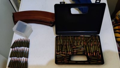 Поліцейські Дніпропетровщини затримали трьох підозрюваних у збуті та зберіганні зброї