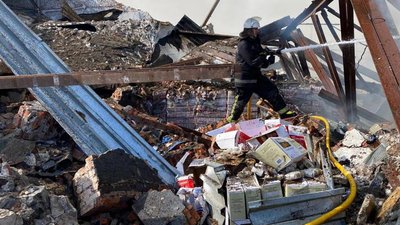 Обстріли РФ у Харкові: травмування рятувальників розслідують як порушення звичаїв війни