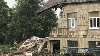 Розбомблені приміщення школи у Малинській громаді Житомирщини знесуть і облаштують в іншому крилі школи Розбомблені приміщення школи у Малинській громаді Житомирщини знесуть і облаштують в іншому крилі школи
