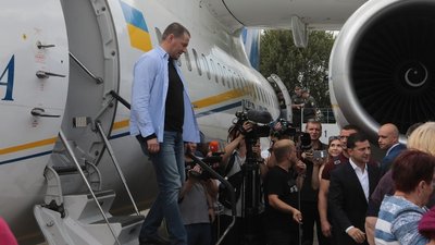 Політв’язень Роман Сущенко повернувся на Батьківщину. Фото: "Укрінформ" Політв’язень Роман Сущенко повернувся на Батьківщину. Фото: "Укрінформ"