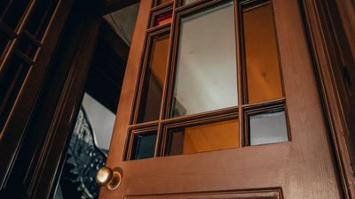 У Львові відновили “двері-ковбойки” із вітражними вікнами