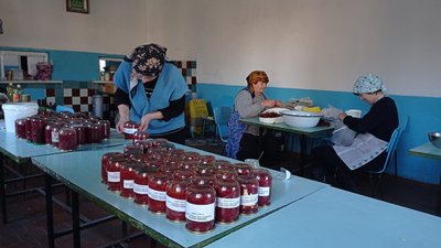 На Тернопільщині волонтери готують для військових На Тернопільщині волонтери готують для військових