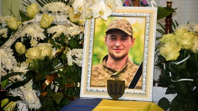 На Тернопільщині попрощалися із трьома військовослужбовцями На Тернопільщині попрощалися із трьома військовослужбовцями
