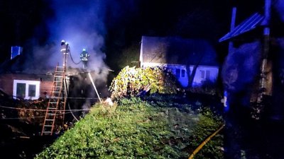 Майже весь будинок у вогні. На Закарпатті сталася пожежа Майже весь будинок у вогні. На Закарпатті сталася пожежа