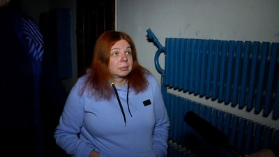 Житомирянка Олена Котікова скаржиться на те, що під'їзд її будинку не обладнаний пандусом Житомирянка Олена Котікова скаржиться на те, що під'їзд її будинку не обладнаний пандусом