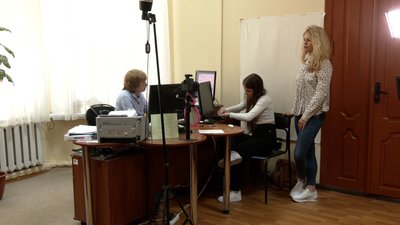На Рівненщині одночасно оформляють ID-картку та закордонний паспорт. Яка ціна послуги