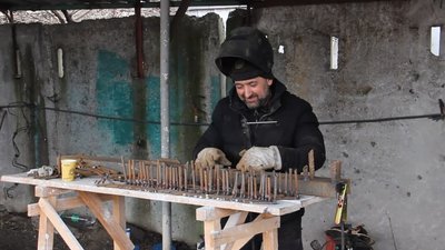 "Я на Батьківщині. Хто як не ми?". В Одесі організували виробництво протитанкових їжаків