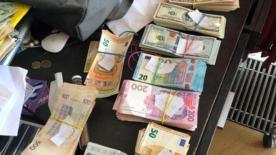 Чотирьох людей підозрюють у заволодінні 19 квартирами в Одесі Чотирьох людей підозрюють у заволодінні 19 квартирами в Одесі