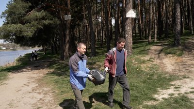 Вперше після повномасштабного вторгнення РФ: в парку Ялівщина у Чернігові провели колективну толоку Вперше після повномасштабного вторгнення РФ: в парку Ялівщина у Чернігові провели колективну толоку