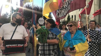 "Зеленського в тюрму". Під стінами Офісу президента проходить акція протесту "Зеленського в тюрму". Під стінами Офісу президента проходить акція протесту