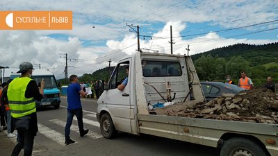Люди продовжують перекривати дорогу Стрілки-Мшанець, що на Львівщині Люди продовжують перекривати дорогу Стрілки-Мшанець, що на Львівщині