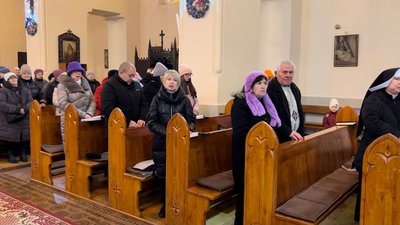 З молитвами про мир та святковими піснями: жителі Миколаєва долучились до Святої меси на честь Різдва