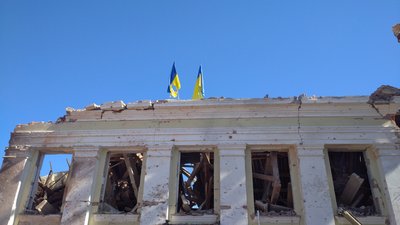 В Охтирці почали прибирати місто від наслідків авіанальотів російських літаків В Охтирці почали прибирати місто від наслідків авіанальотів російських літаків