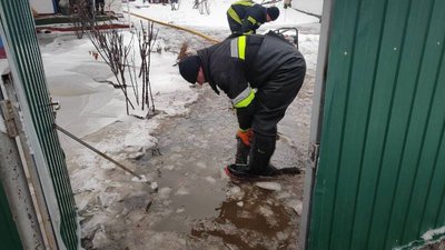Рятувальники відкачують воду