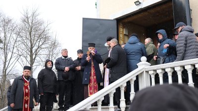 Зі сварками й сутичками. У Франківську віряни ПЦУ прийшли на перше богослужіння у храм на Довженка, що належав УПЦ МП Зі сварками й сутичками. У Франківську віряни ПЦУ прийшли на перше богослужіння у храм на Довженка, що належав УПЦ МП